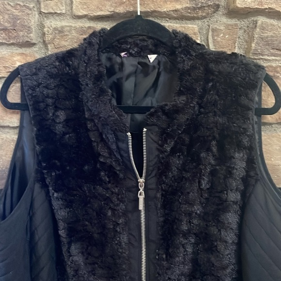Peter Nygard black zippered vest with front pockets and faux fur collar. XL - Picture 3 of 10